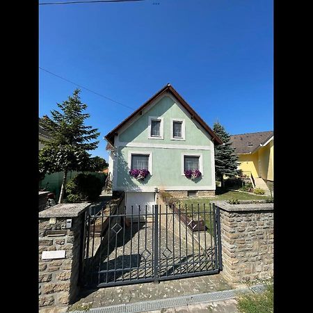 Rebeka Panzio Bed & Breakfast Тихани Екстериор снимка
